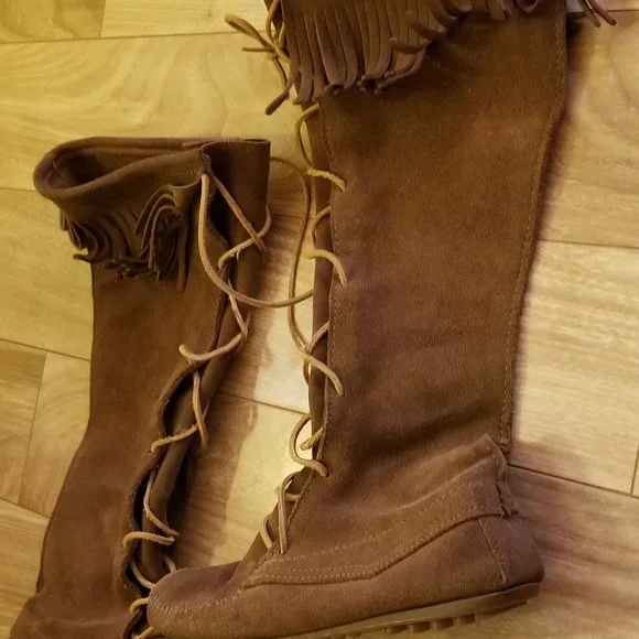 Size 8 Minnetonka Fringe Boots - Picture 2 of 4
